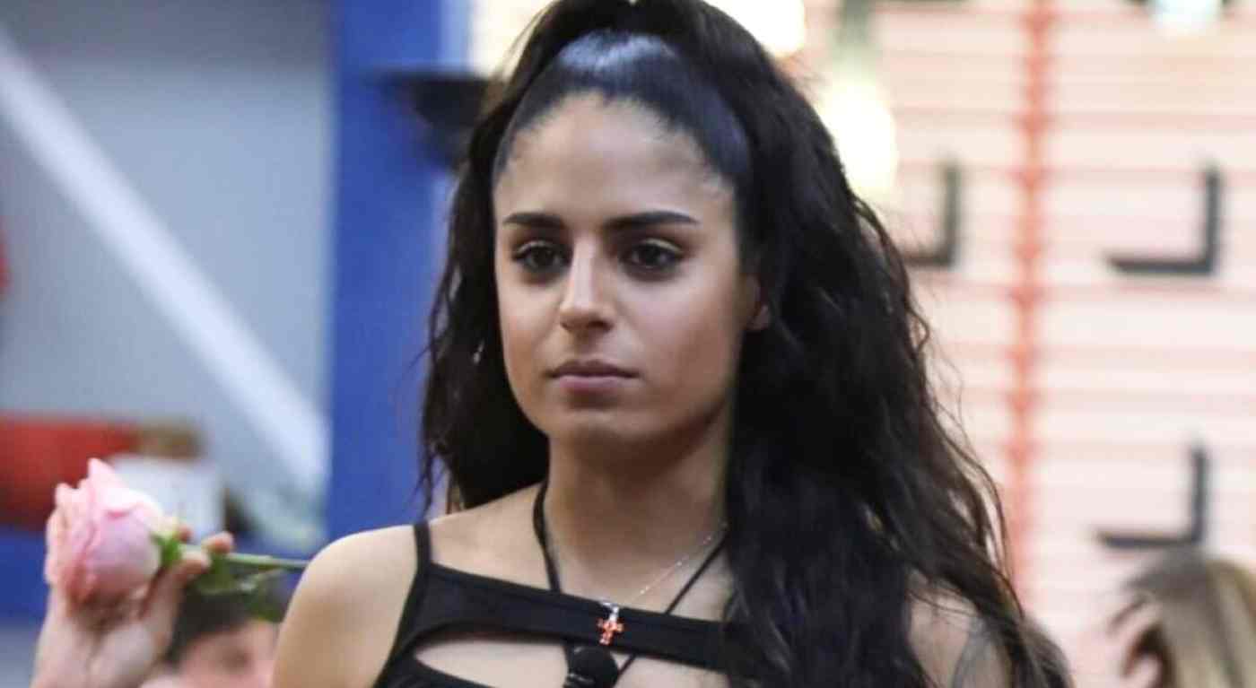 Grande Fratello, Perla fa una richiesta assurda a Varrese: “Max, devi aiutarmi”. Gli autori censurano tutto