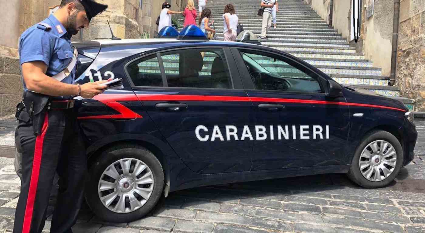 "Per favore, non fatemi del male" Catania, ragazzina di 13 anni stuprata dal branco: il fidanzato picchiato e costretto a guardare