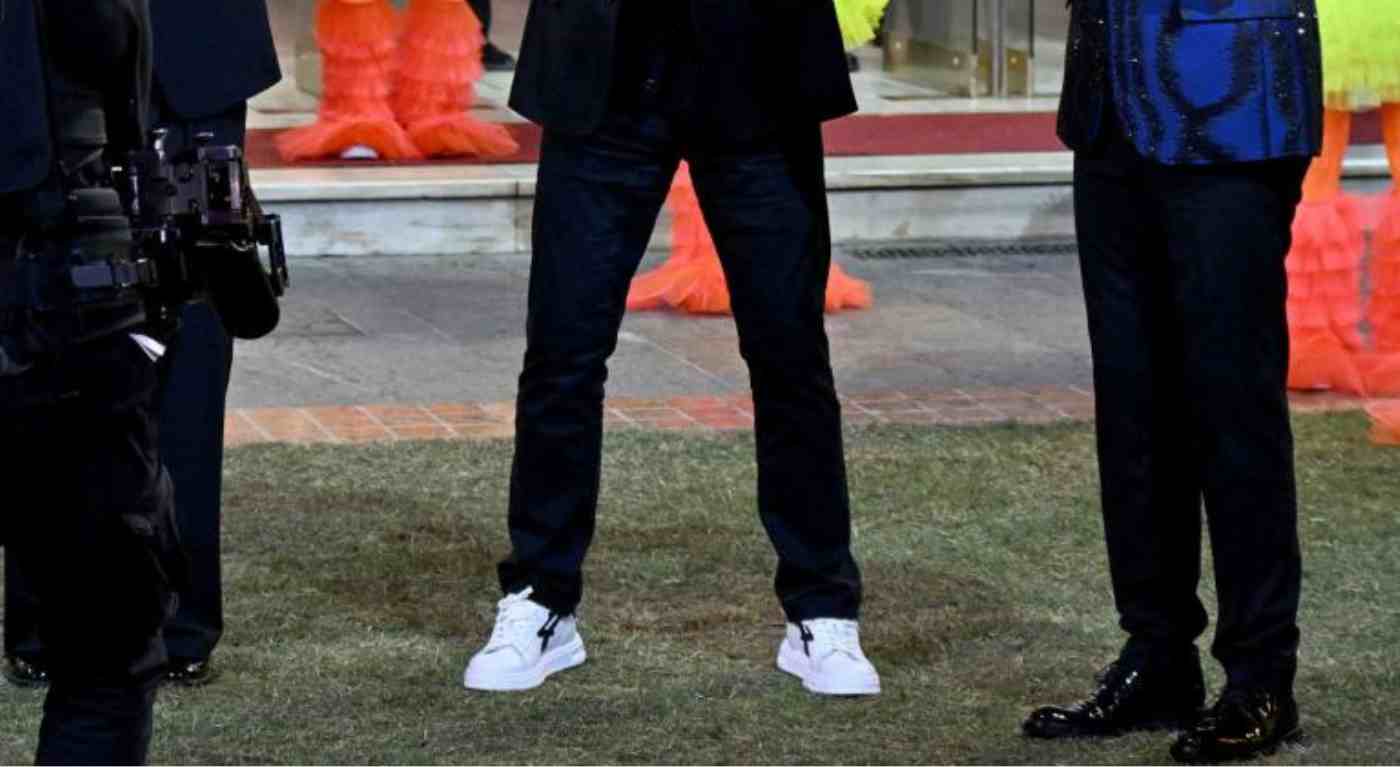 Le scarpe di John Travolta a Sanremo: il dettaglio che ha scatenato il caos