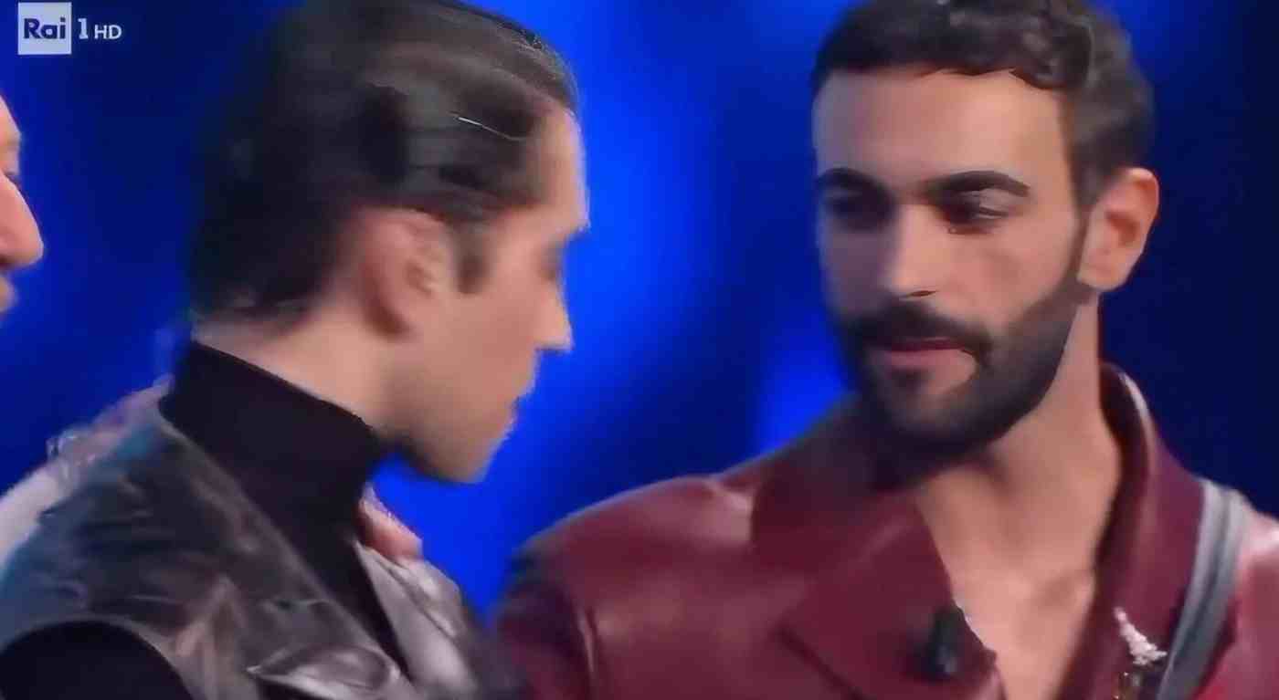 Sanremo, arriva lo scoop: Mengoni visto mentre usciva dalla stanza di Mahmood. Cosa sta succedendo?