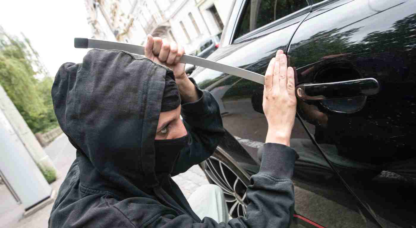 Allarme furti auto: ladri impazziti per questo componente, veicoli distrutti. Come fermarli
