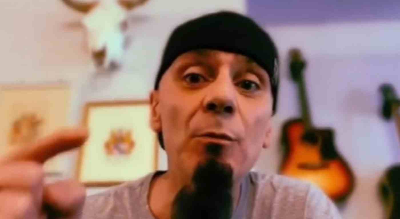 J-Ax furioso: "Via le giurie da Sanremo, potere al popolo!". Il rapper non accetta la vittoria di Angelina Mango