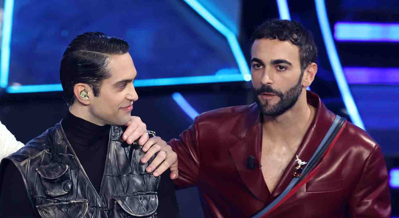 “Sono gay”. Marco Mengoni e Mahmood, coming out in diretta? Peter Gomez racconta tutta la verità