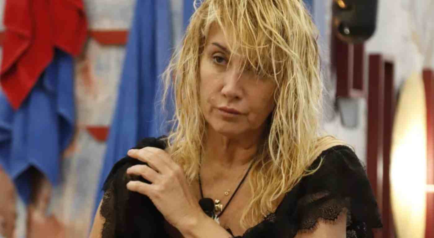 Simona Tagli senza peli sulla lingua al Grande Fratello: attacca duramente Perla e Greta