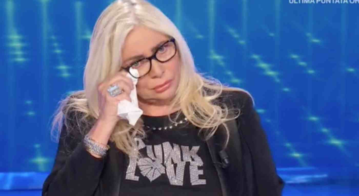 Mara Venier rompe il silenzio per la prima volta dopo la polemica: "Piango tanto e soffro molto". Cosa ha risposto alle accuse