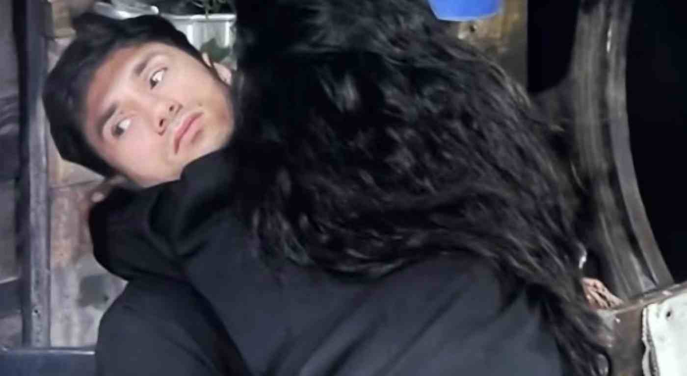 Assurdo al GF: Perla tenta il bacio, Mirko si ritira: Ecco cosa è successo dopo - FOTO e VIDEO