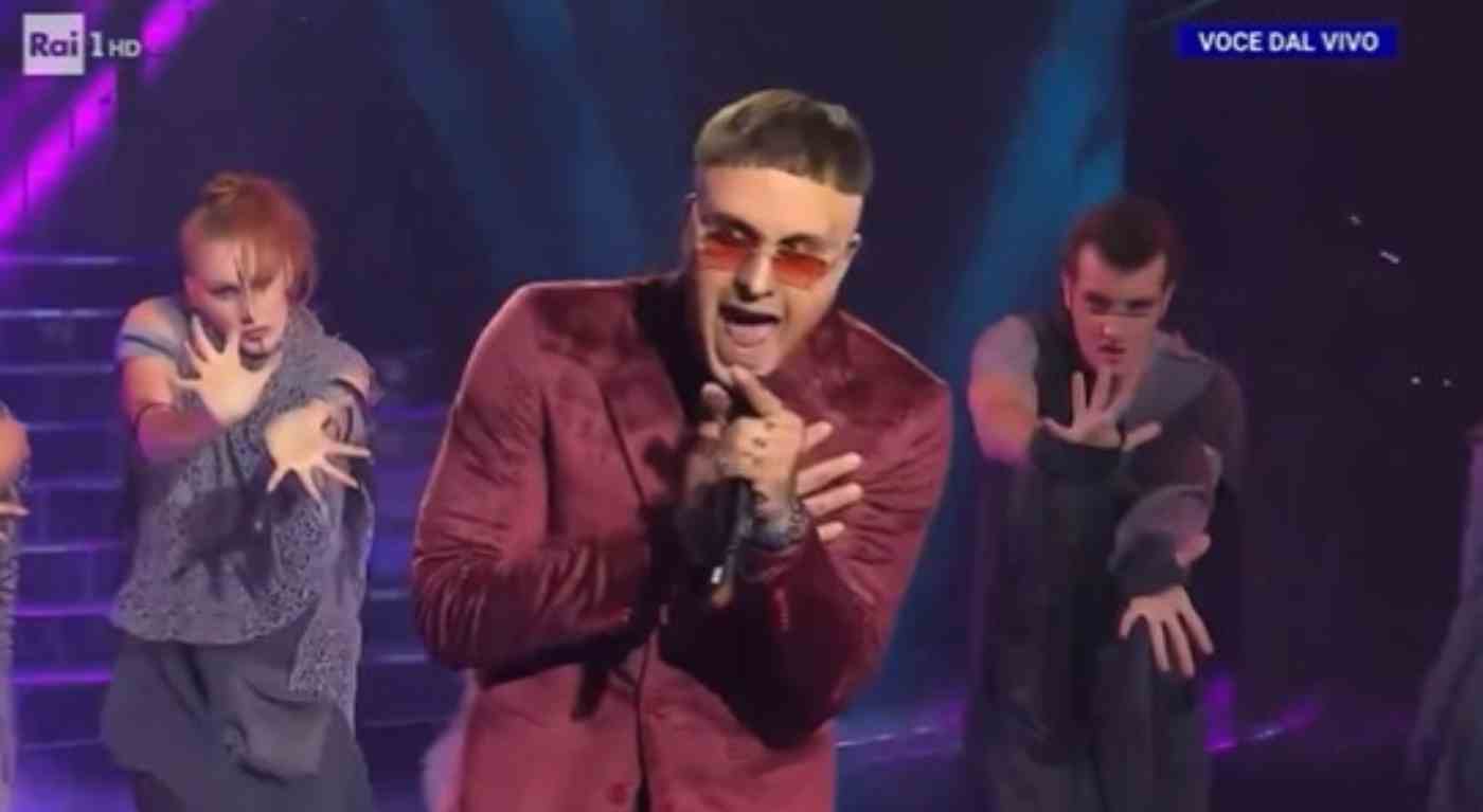 Lazza non si trattiene: duro attacco dopo l'imitazione a Tale e Quale Sanremo. "Mi sento offeso"