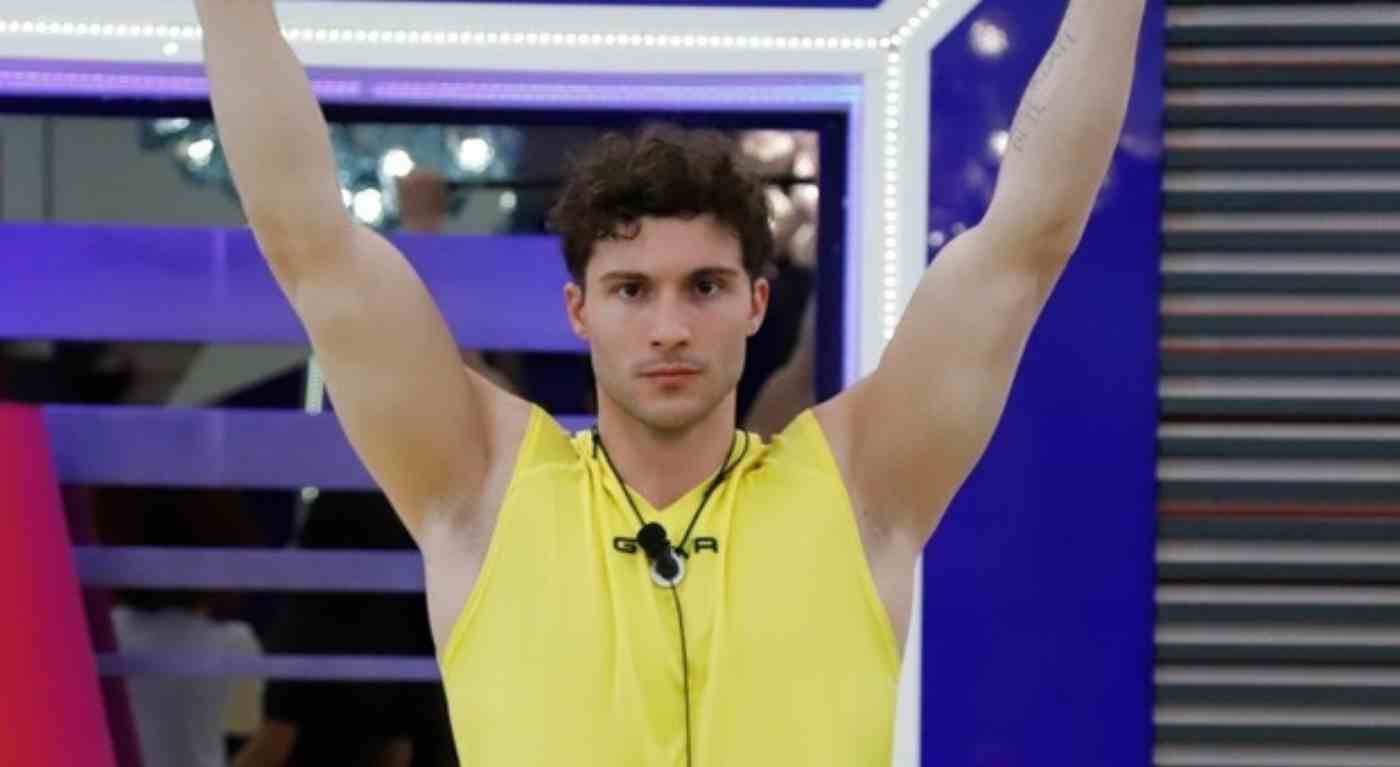 Federico Massaro contro tutti al Grande Fratello, urla e lascia la tavola: litigio furibondo con Perla