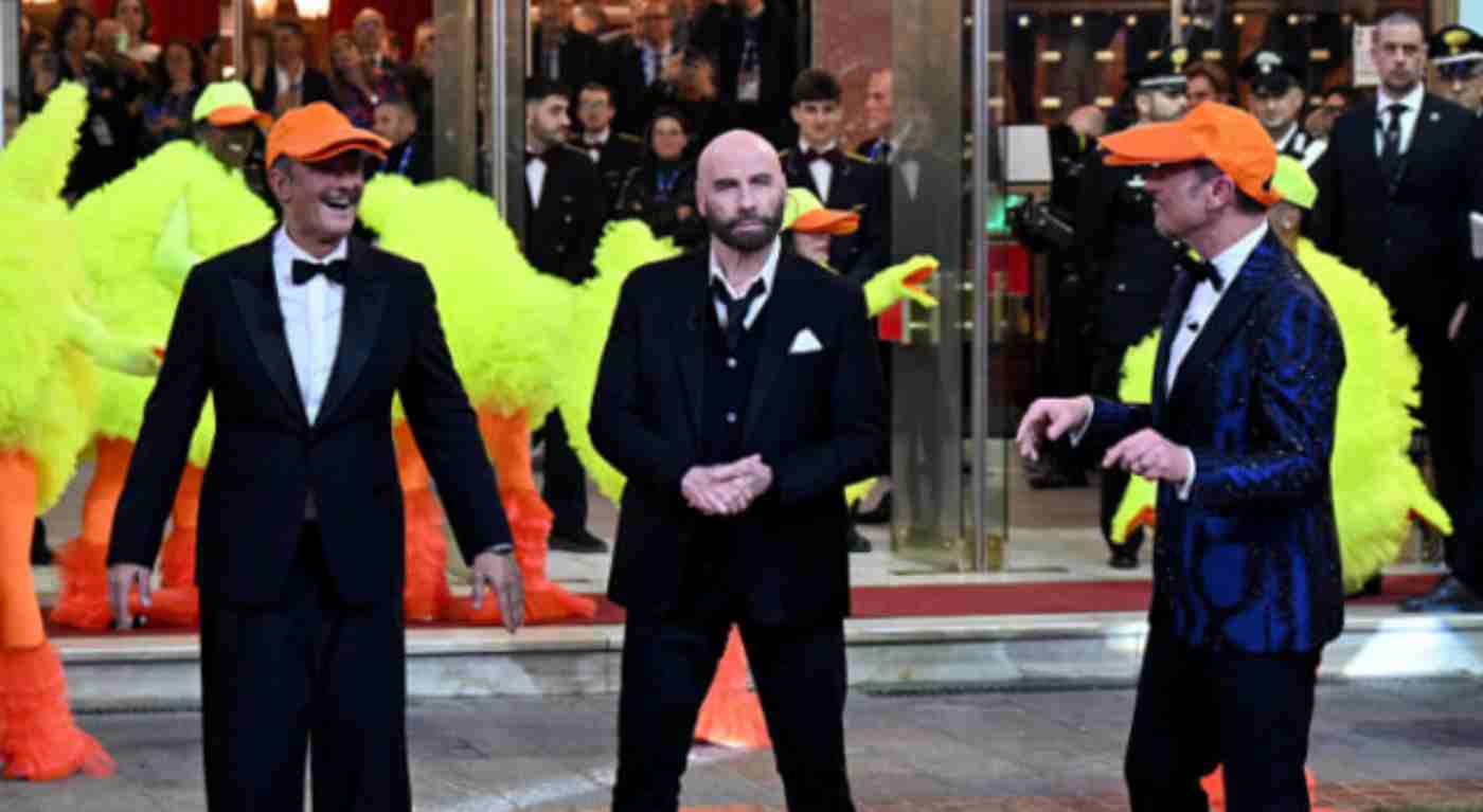 Sanremo 2024: Lucarelli svela il cachet milionario di Travolta. E Amadeus? Coincidenza o strategia?