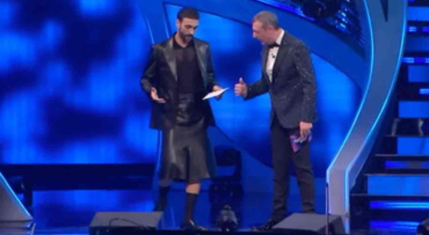 Sanremo 2024: Mengoni sfida i tabù con una gonna all'Ariston. Il look sta facendo impazzire tutti
