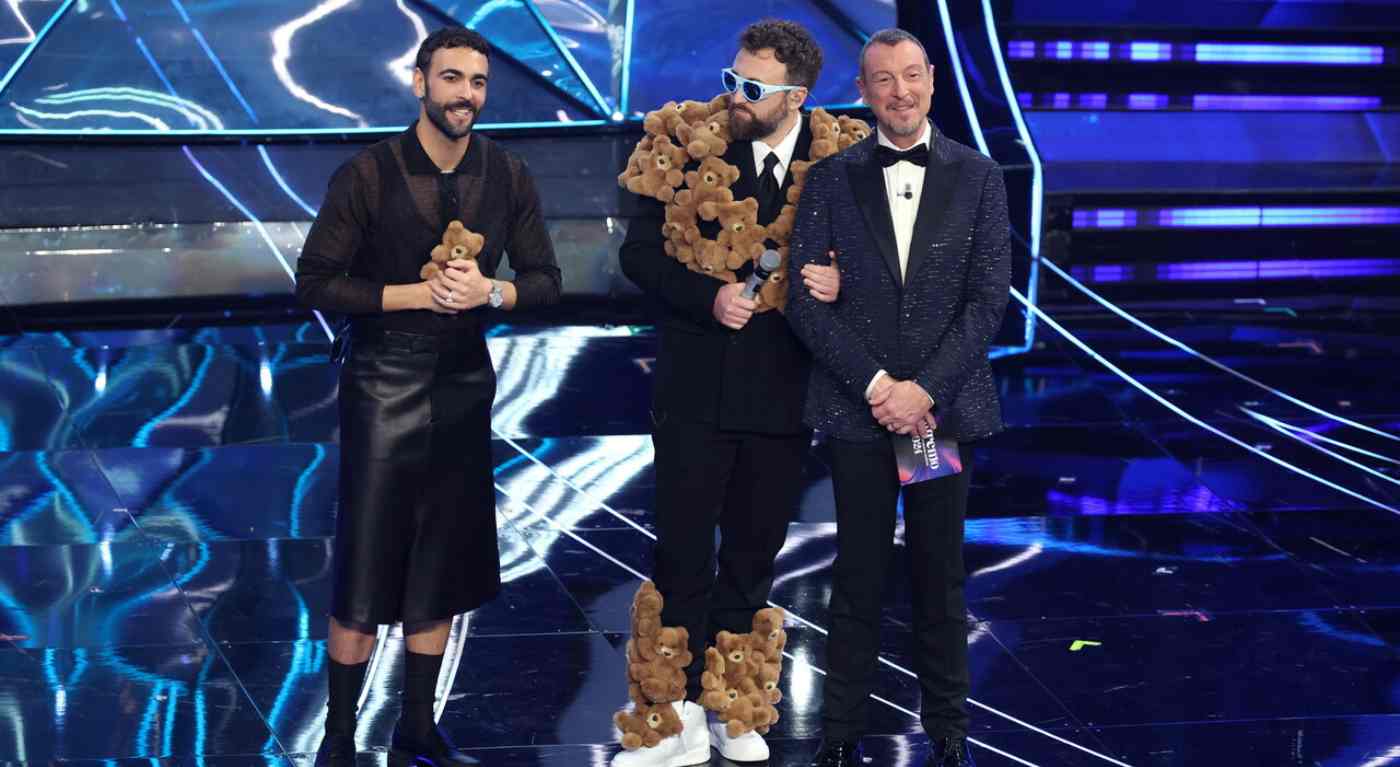 Sanremo 2024: Mengoni sfida i tabù con una gonna all'Ariston. Il look sta facendo impazzire tutti