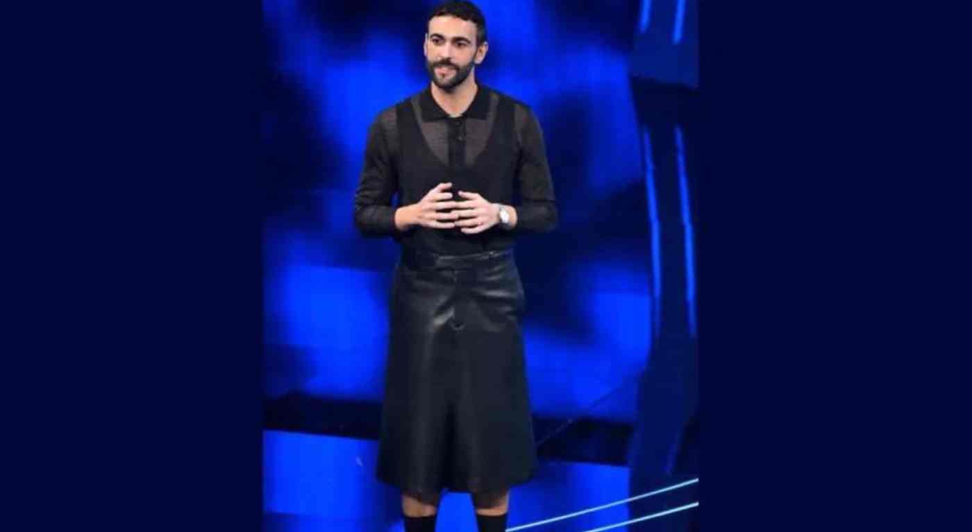 Sanremo 2024: Mengoni sfida i tabù con una gonna all'Ariston. Il look sta facendo impazzire tutti