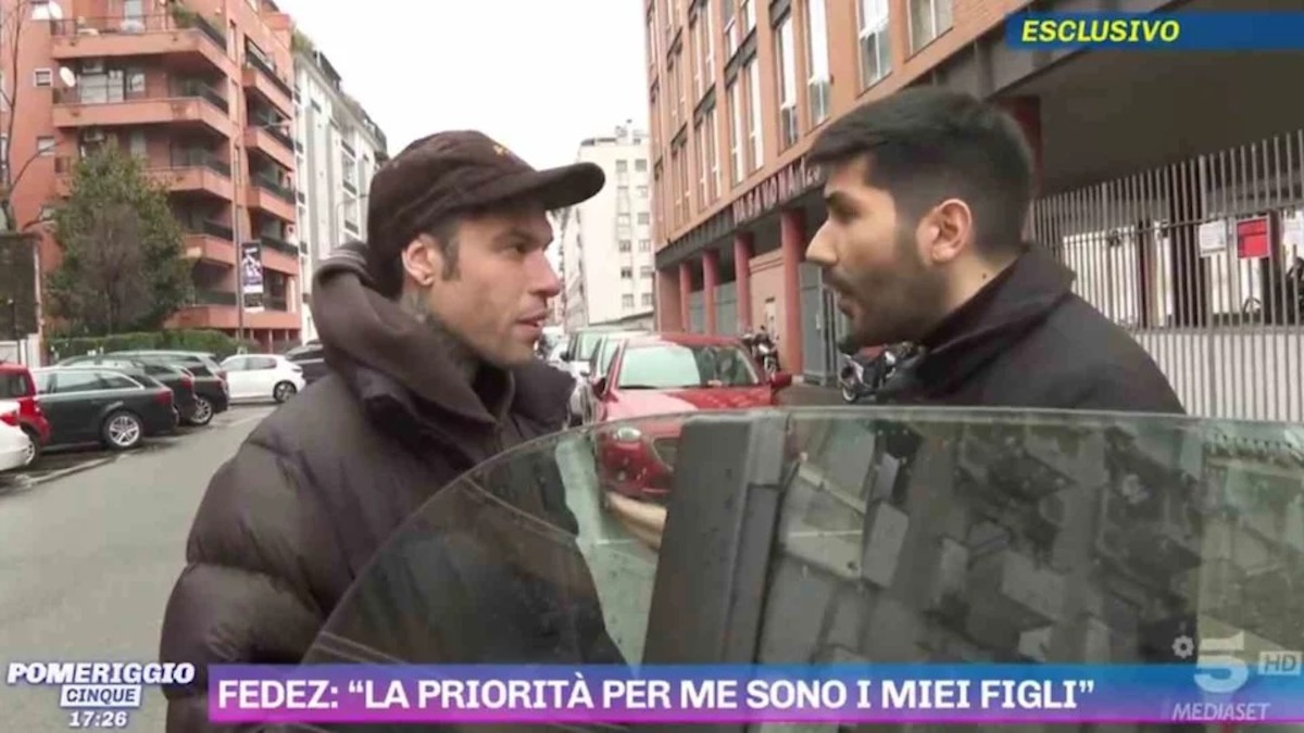 Le voci sulla vita sentimentale di Chiara Ferragni sono diventate il gossip del momento. Dopo le notizie di un possibile addio con Fedez, tutti parlano e ipotizzano. Lui, interpellato da un giornalista, ha scherzato sulla situazione senza però confermare nulla. Con tono serio, Fedez ha poi ribadito che non intende condividere i dettagli privati della sua vita, sottolineando l'importanza dei suoi figli come priorità assoluta. Nel frattempo, Chiara ha fatto capolino sui social con un post misterioso: un selfie e la scritta “Ciao” con un cuoricino rosso. Questo ha acceso ancor più le chiacchiere: avrà già un nuovo amore? Le supposizioni aumentano con le parole di Davide Maggio, che durante una trasmissione ha lasciato intendere che Chiara potrebbe aver trovato conforto in qualcun altro. Pur senza fare nomi, ha dato alcuni indizi che hanno portato alcuni a pensare a Tomaso Trussardi come possibile nuovo interesse amoroso dell'influencer. Tutti questi indizi non sono conferme, ma il pubblico è incuriosito: Chiara Ferragni avrà realmente un nuovo compagno di vita? E se sì, chi potrebbe essere? La curiosità è alle stelle e tutti attendono novità.