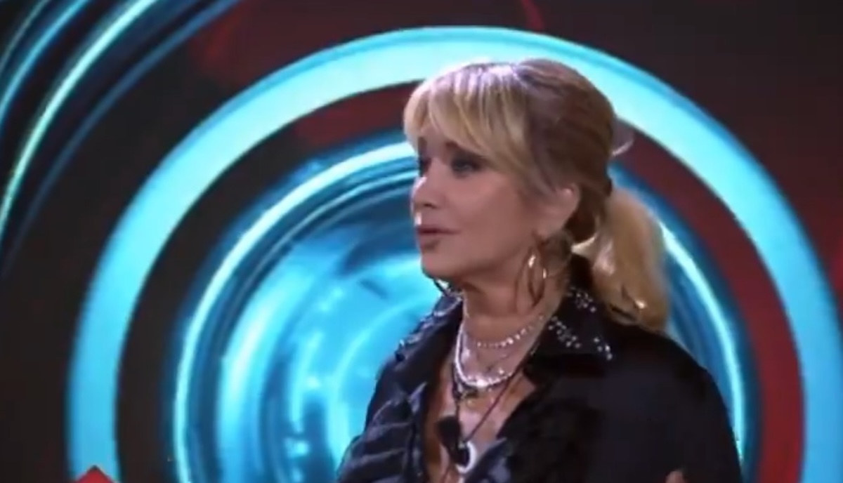 "Lo fanno tutte le notti". Scandalo al Grande Fratello, Simona Tagli svela cosa succede tra Maddaloni e l'altra concorrente: fan sotto choc