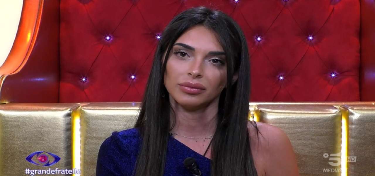 Simona Tagli senza peli sulla lingua al Grande Fratello: attacca duramente Perla e Greta