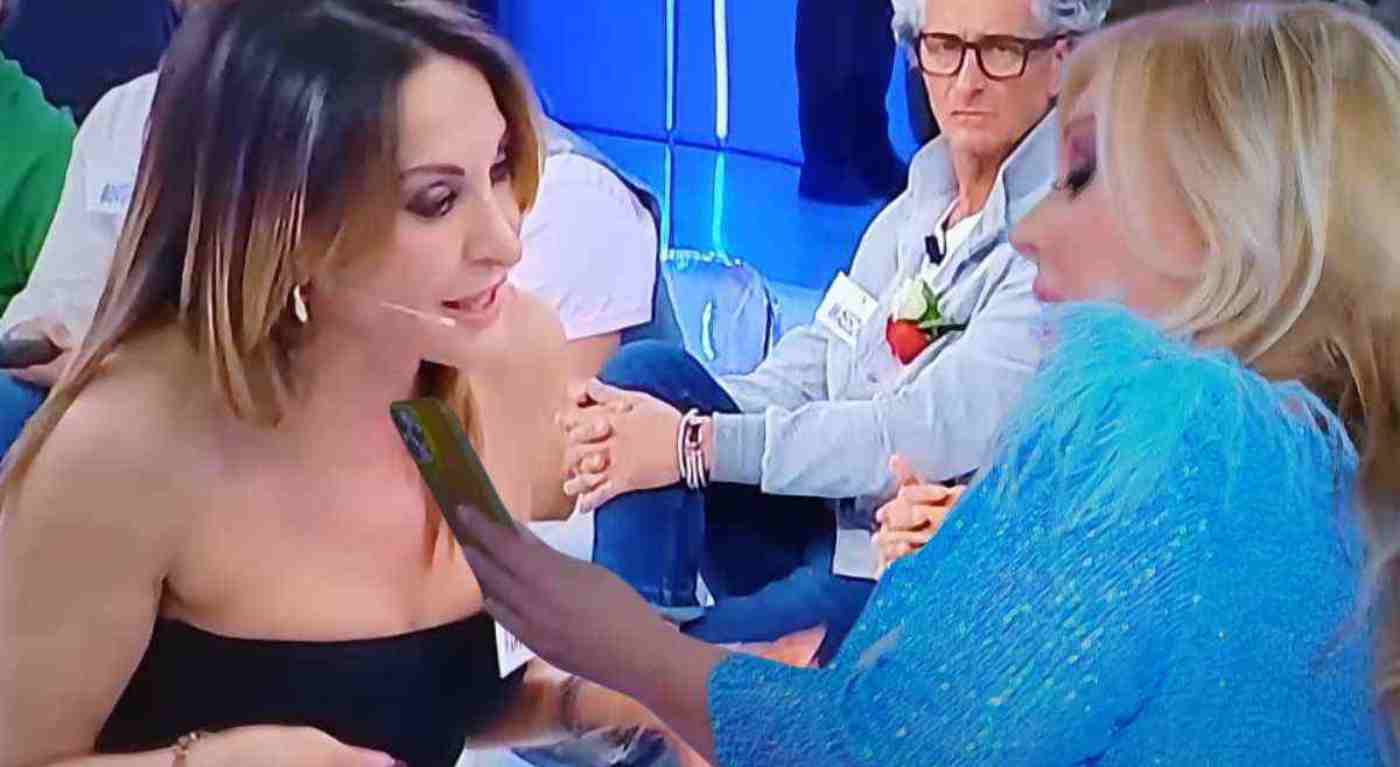 Uomini e Donne, Tina Cipollari attacca Tiziana: "Fai la piccola fiammiferaia ma sei una..."