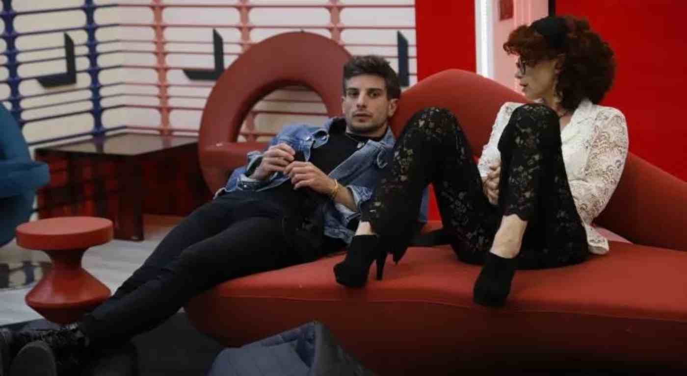 Chiara Ferragni adotta il 'metodo Belen' nella sua comunicazione sui social: interazioni dirette e attacchi a Fedez