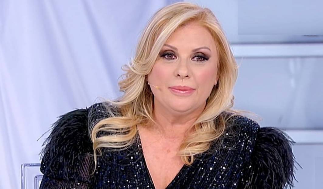Tina Cipollari fa il grande passo e sostituisce Gianni Sperti con una star: chi è il famosissimo al suo posto