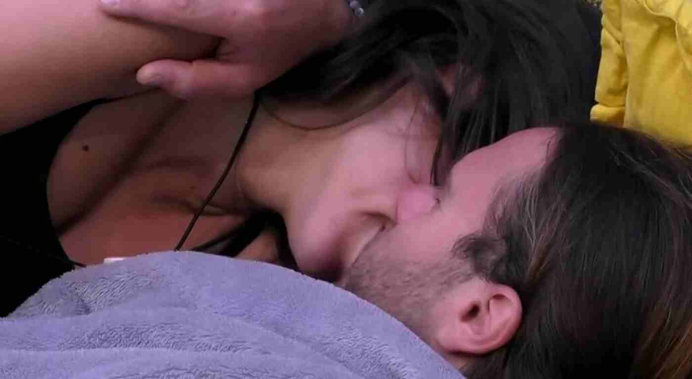 Grande Fratello, Greta Rossetti e Sergio D'Ottavi si lasciano andare a un bacio: amore o amicizia?