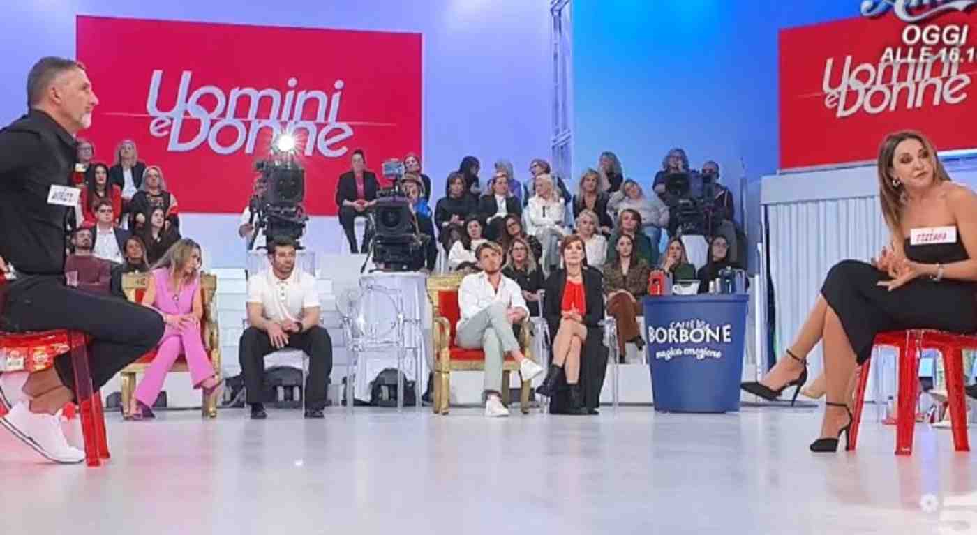 Uomini e Donne, il pubblico si rivolta contro Gianni e Tina: "Che vergogna, l'hanno umiliata!"