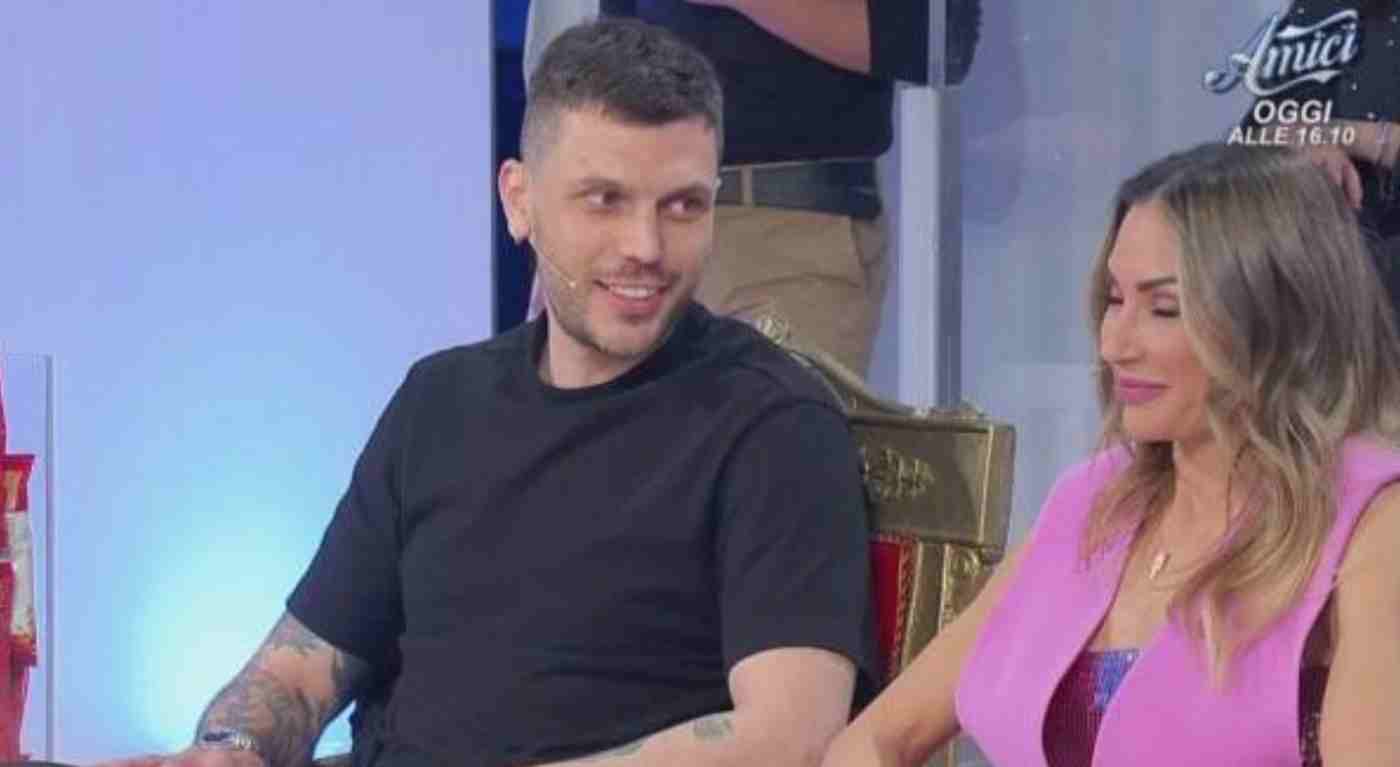 Uomini e donne: il nuovo tronista critica le corteggiatrici: "Pensate solo a mangiare le patatine"