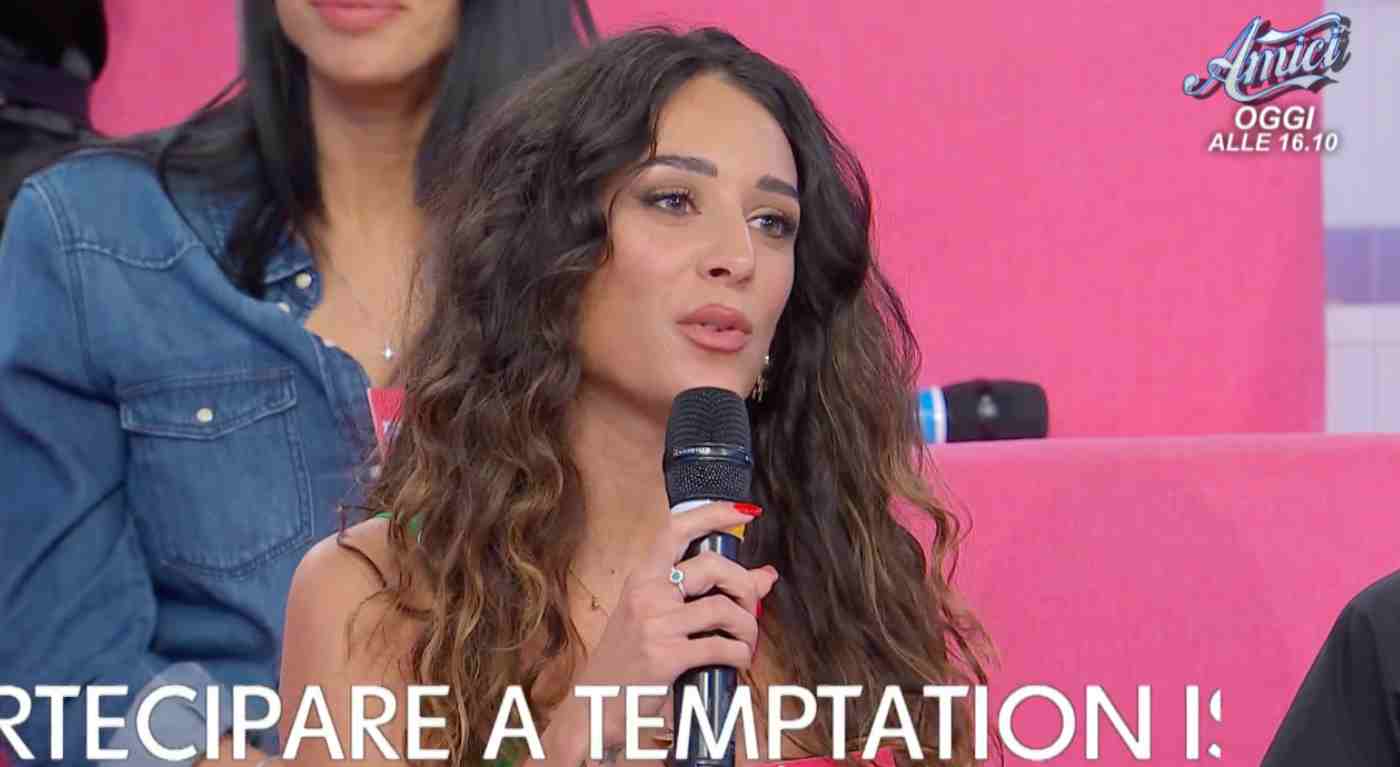 Uomini e donne: il nuovo tronista critica le corteggiatrici: "Pensate solo a mangiare le patatine"