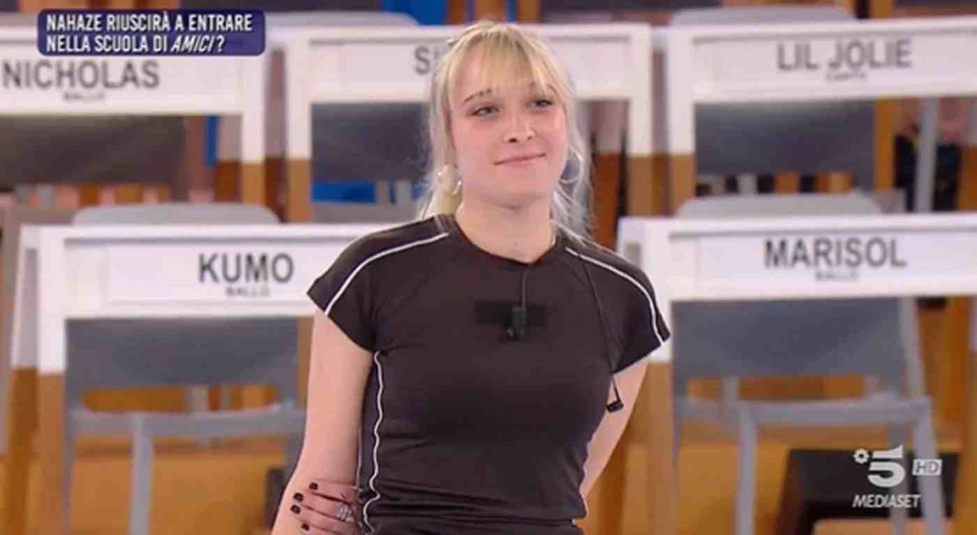 Amici 23, incredibile svolta per Nahaze: fuori dal serale ma il suo brano è il primo in classifica!