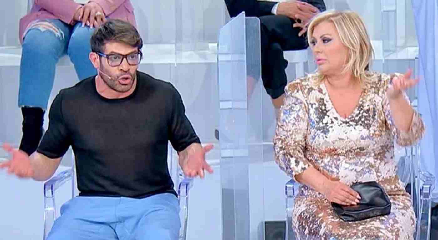 Uomini e Donne, il pubblico si rivolta contro Gianni e Tina: "Che vergogna, l'hanno umiliata!"
