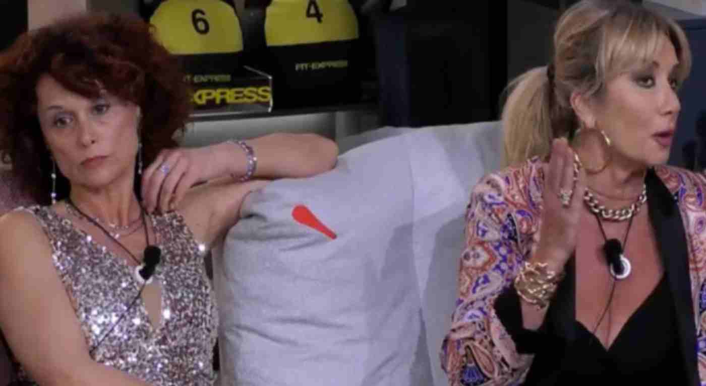 Grande Fratello, offese feroci a Beatrice e Simona durante la pubblicità: Alessio pensa di nascondersi ma viene scoperto