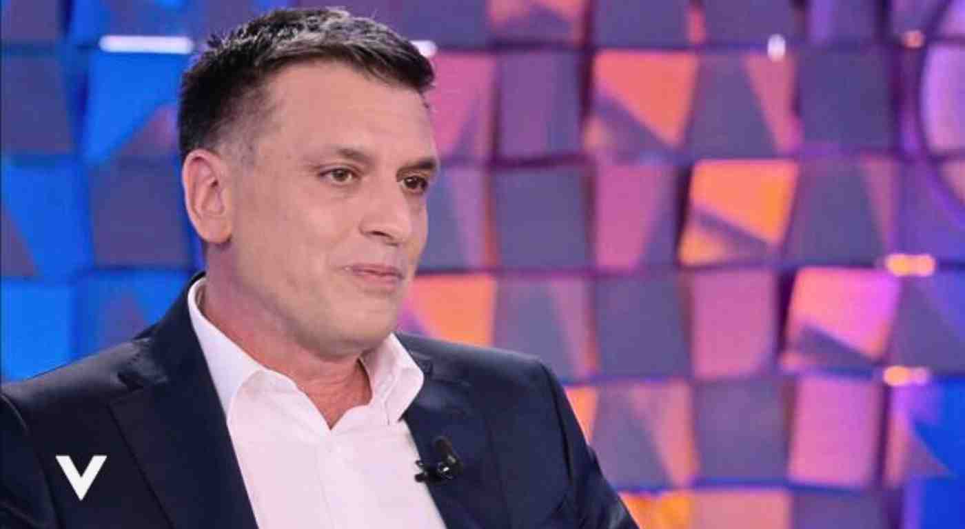 "Sono sposato con lui da due anni". Verissimo, clamoroso coming out in diretta del famosissimo della tv