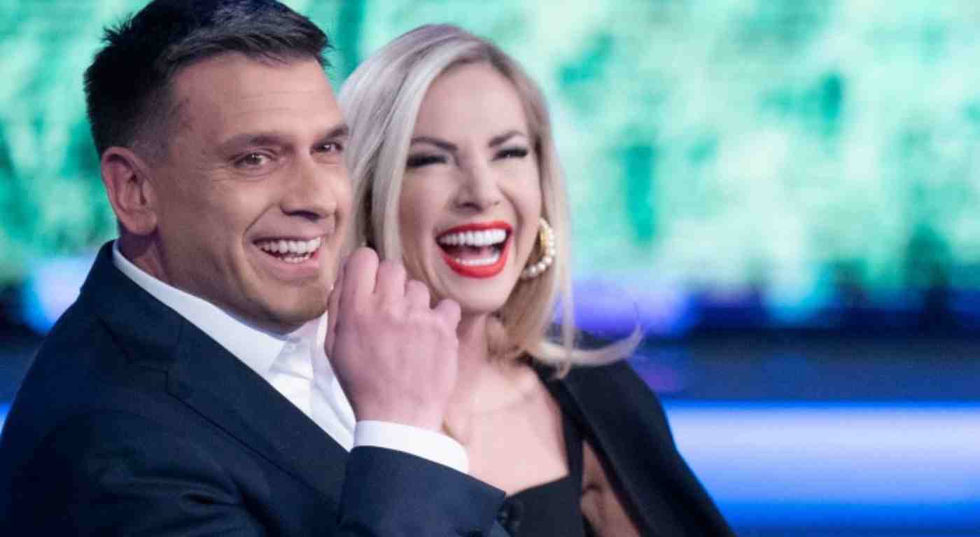 "Sono sposato con lui da due anni". Verissimo, clamoroso coming out in diretta del famosissimo della tv