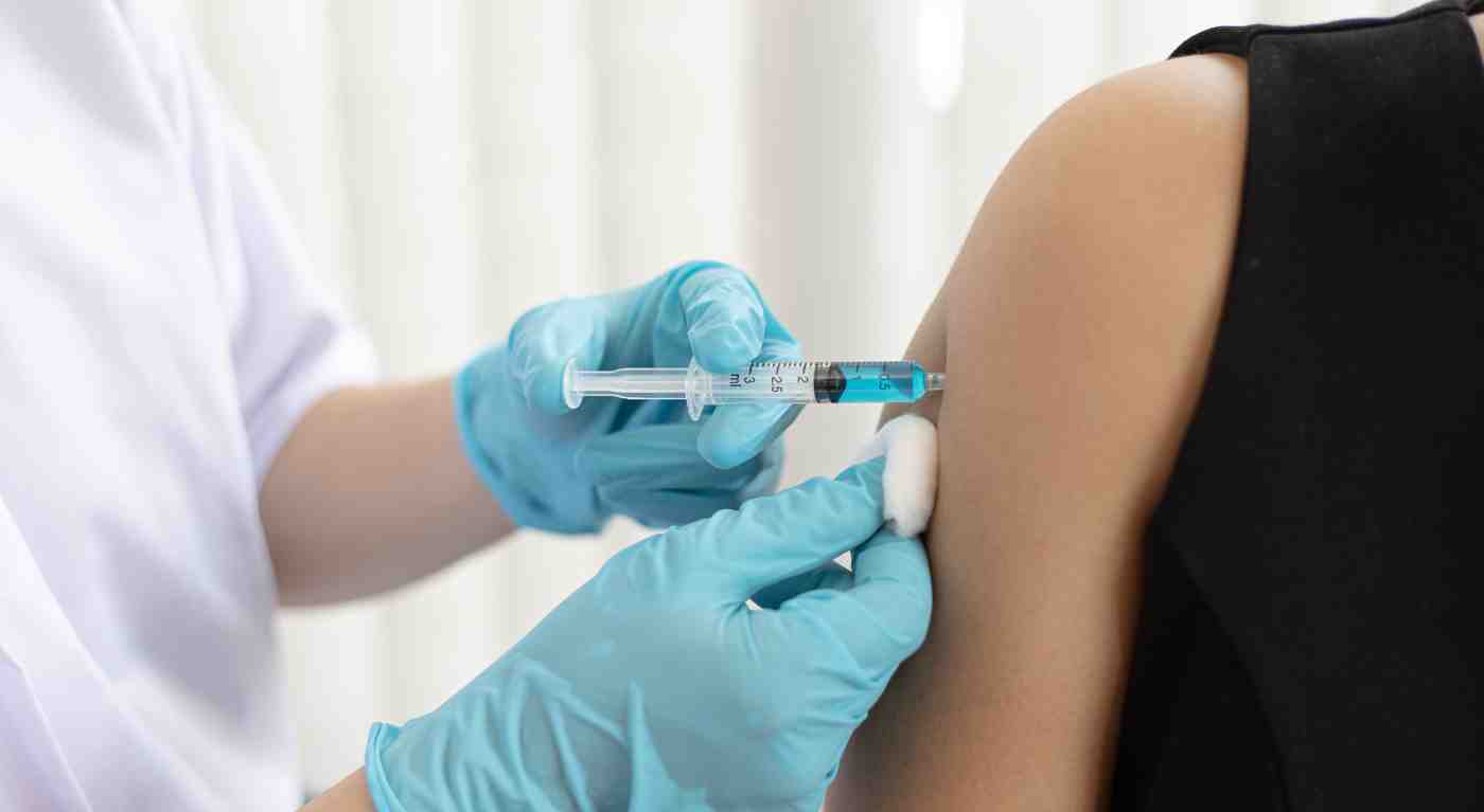 Covid, si vaccina 217 volte: il caso sta sconvolgendo gli scienziati, le sue analisi del sangue sono scioccanti