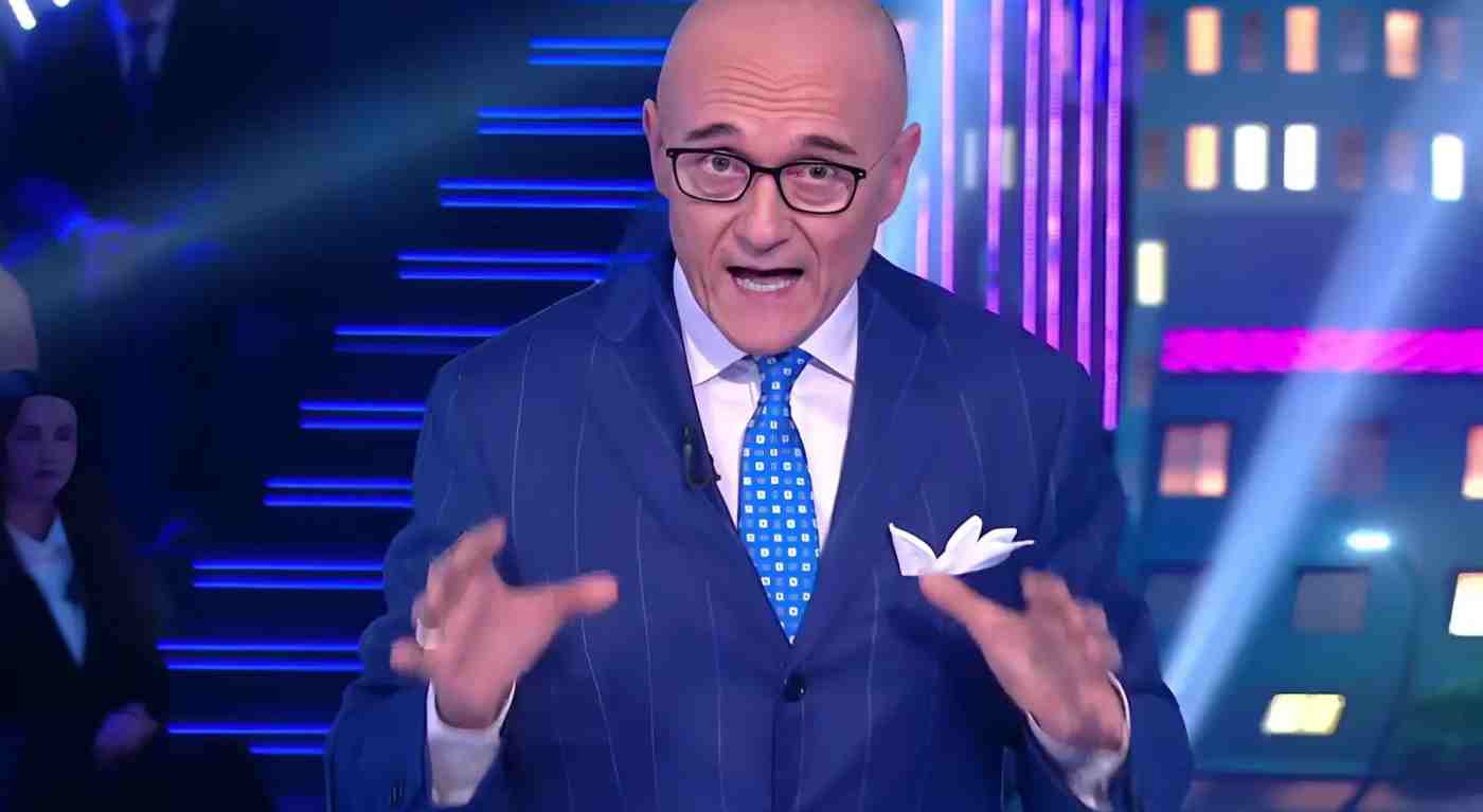 Cucine da Incubo, lo show dove Antonino Cannavacciuolo si dedica a salvare ristoranti in crisi, è diventato un punto di riferimento per gli amanti del buon cibo e oltre. Si tratta di un viaggio nel quale lo chef e la sua squadra cercano di convertire locali prossimi al collasso in attività floride. Il format, che mira a donare una nuova opportunità a ristoranti in difficoltà, ha riscosso grande successo mostrando cambiamenti impensabili in tempi brevi. Tuttavia, alcuni retroscena sollevano perplessità sull'autenticità delle situazioni trasmesse. Secondo alcune rivelazioni, si potrebbero notare esagerazioni messe in scena appositamente. Una ex partecipante al programma, proprietaria della trattoria Al Capolinea, ha gettato luce su pratiche discutibili come l'utilizzo di insetti finti e comparse invece di veri clienti, con lo scopo di esasperare la realtà dei locali prima dell'intervento dello chef. Valerio M. Visintin, critico enogastronomico, ha esplorato queste questioni con Angelica, la proprietaria, indagando sull'integrità dello show. Lei ha confidato che anche le dispute e i momenti di tensione erano pianificati. Le accuse si addensano attorno a certe scene, che sarebbero state ripetute per calzare meglio nella narrativa dello show. “Le liti in cucina e col figlio? Chiaramente era tutto scritto. Il regista ci faceva rifare la scena cinque o sei volte. Se chiamo Francesco scampanellando in quel modo, viene qui e mi uccide,” ha rivelato la ristoratrice, sottolineando una distorsione tra come funzionano davvero i ristoranti e la versione esagerata mostrata in TV. Anche i battibecchi con il cuoco hippie, presentati come autentici, venivano in realtà inscenati. Questi racconti aprono una breccia nel muro dell'illusione, rivelando come a volte la realtà venga modellata per un intrattenimento più coinvolgente.