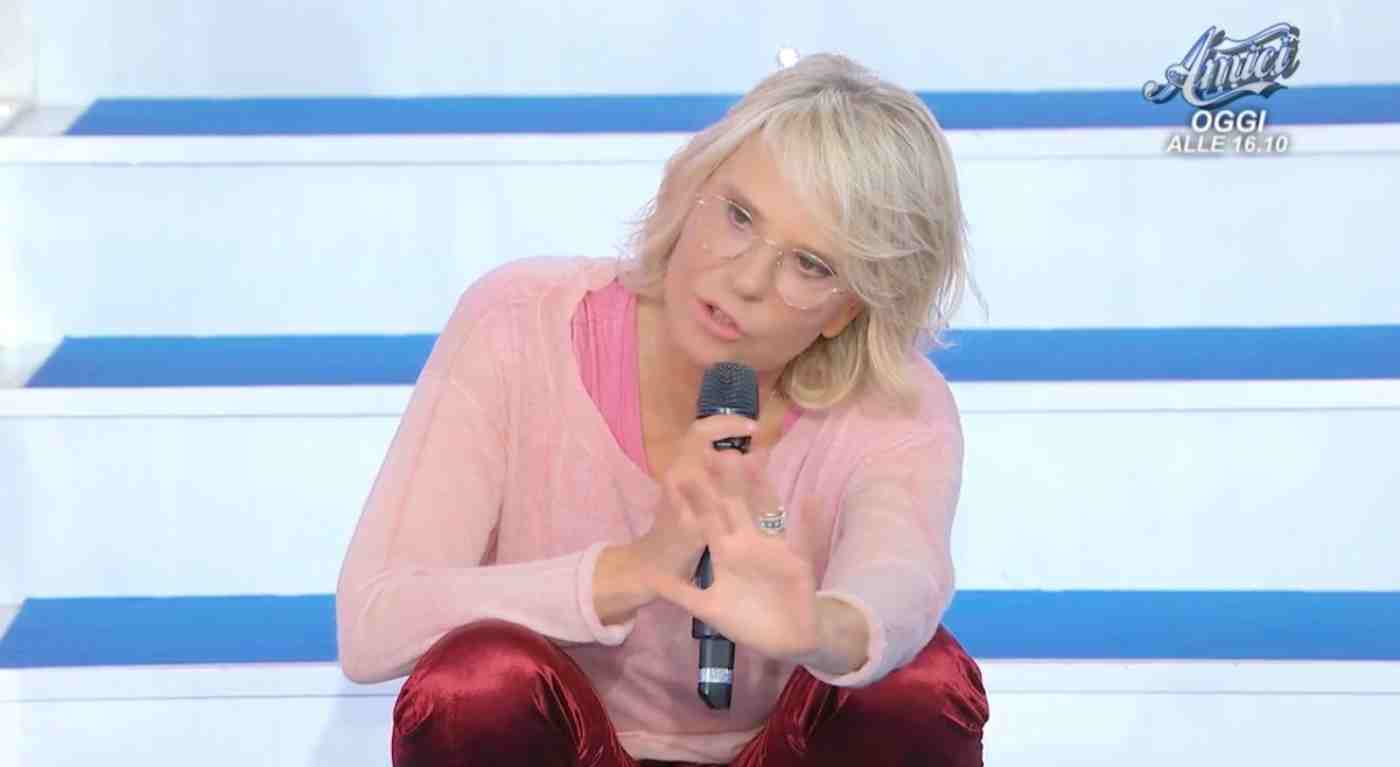 “Maria, ho le prove su Ernesto”. Barbara De Santi furiosa a Uomini e Donne fa vedere il cellulare: salta fuori tutta la verità