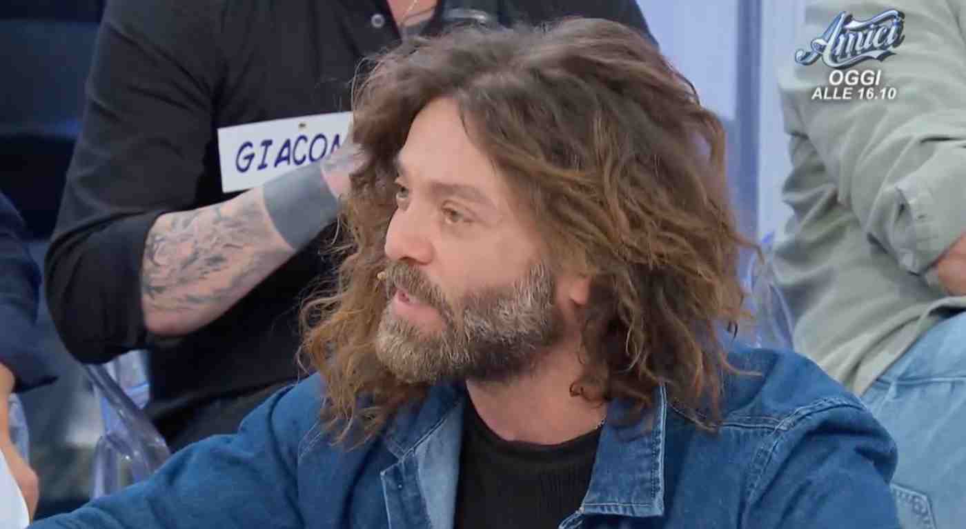 “Maria, ho le prove su Ernesto”. Barbara De Santi furiosa a Uomini e Donne fa vedere il cellulare: salta fuori tutta la verità