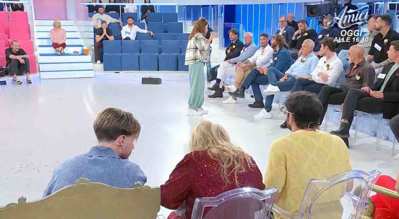 “Maria, ho le prove su Ernesto”. Barbara De Santi furiosa a Uomini e Donne fa vedere il cellulare: salta fuori tutta la verità