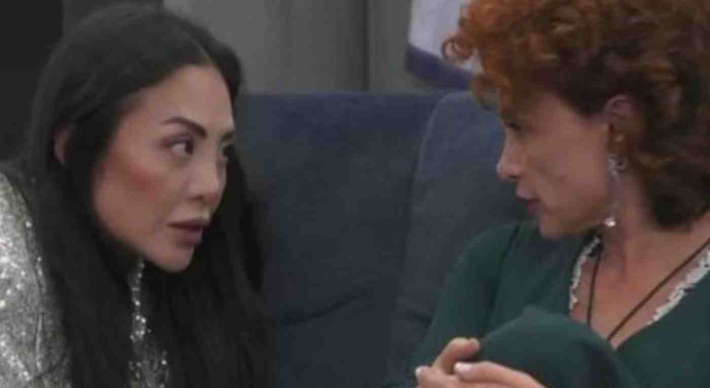 "No, questo non puoi farlo". Grande Fratello, Beatrice becca Rosy in cucina: cosa stava facendo