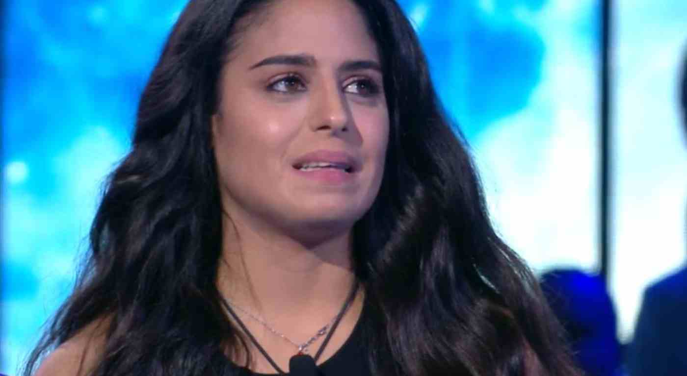 Panico al Grande Fratello, Rosy avvisa tutti: una concorrente tra vomito e svenimenti