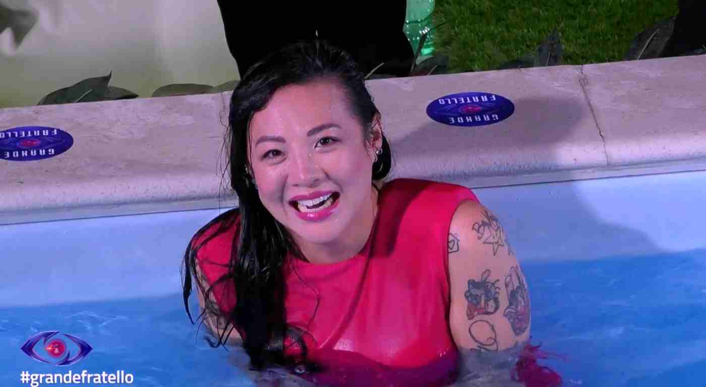 "Ma le hai le mutande?". Grande Fratello, Rosy buttata in piscina dopo l'annuncio