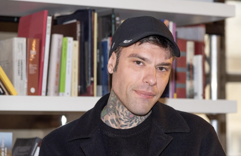 Fedez si gode la vita da single e non lesina sul lusso. Lucarelli fa eco