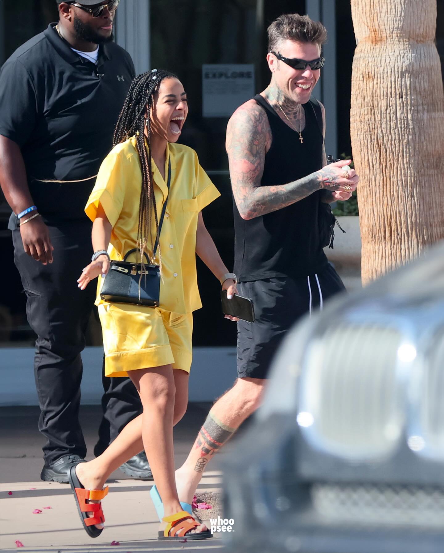 Fedez, scoppia lo scandalo: paparazzato con la bomba sexy. "Ha già dimenticato Chiara" - FOTO