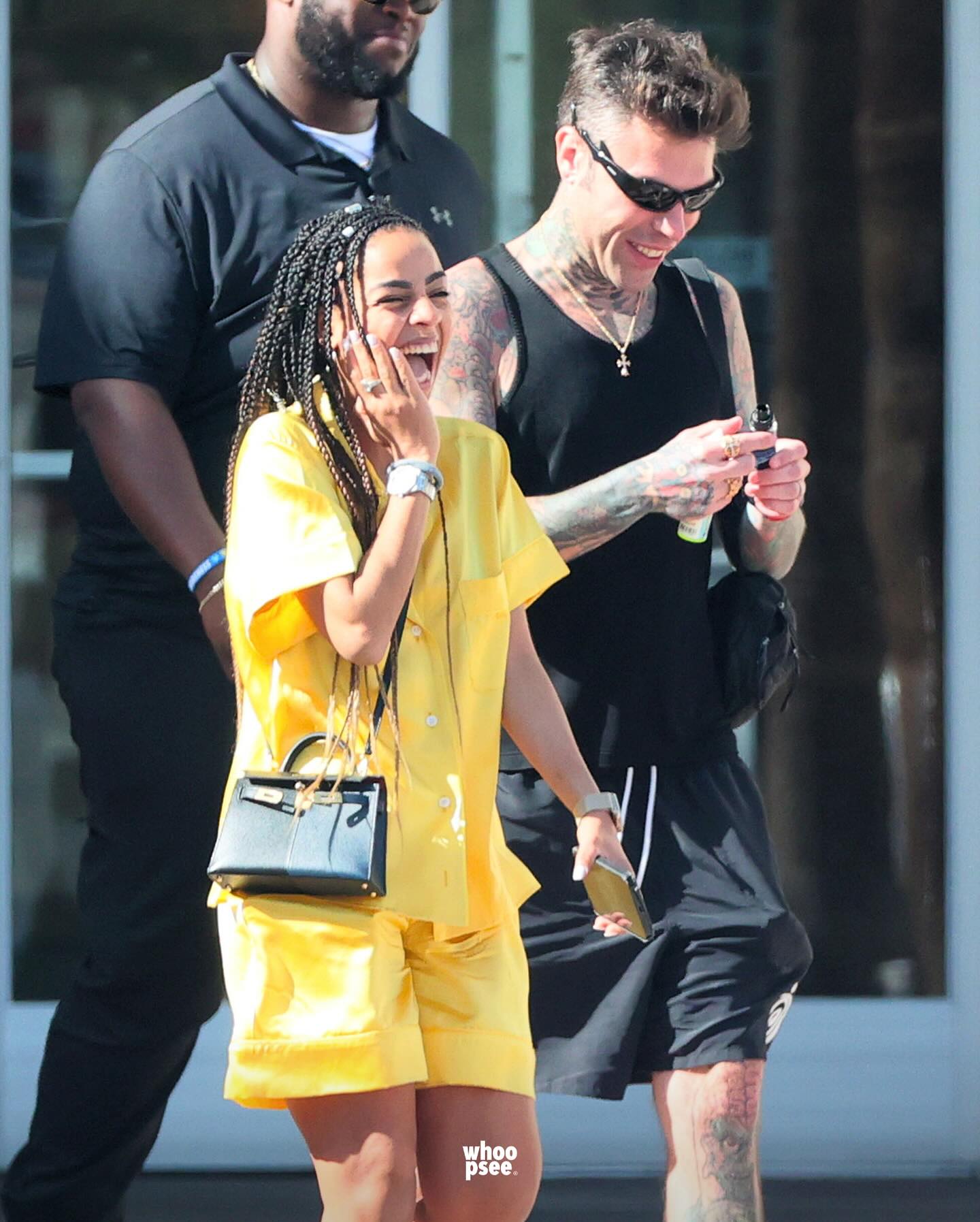 Fedez, scoppia lo scandalo: paparazzato con la bomba sexy. "Ha già dimenticato Chiara" - FOTO