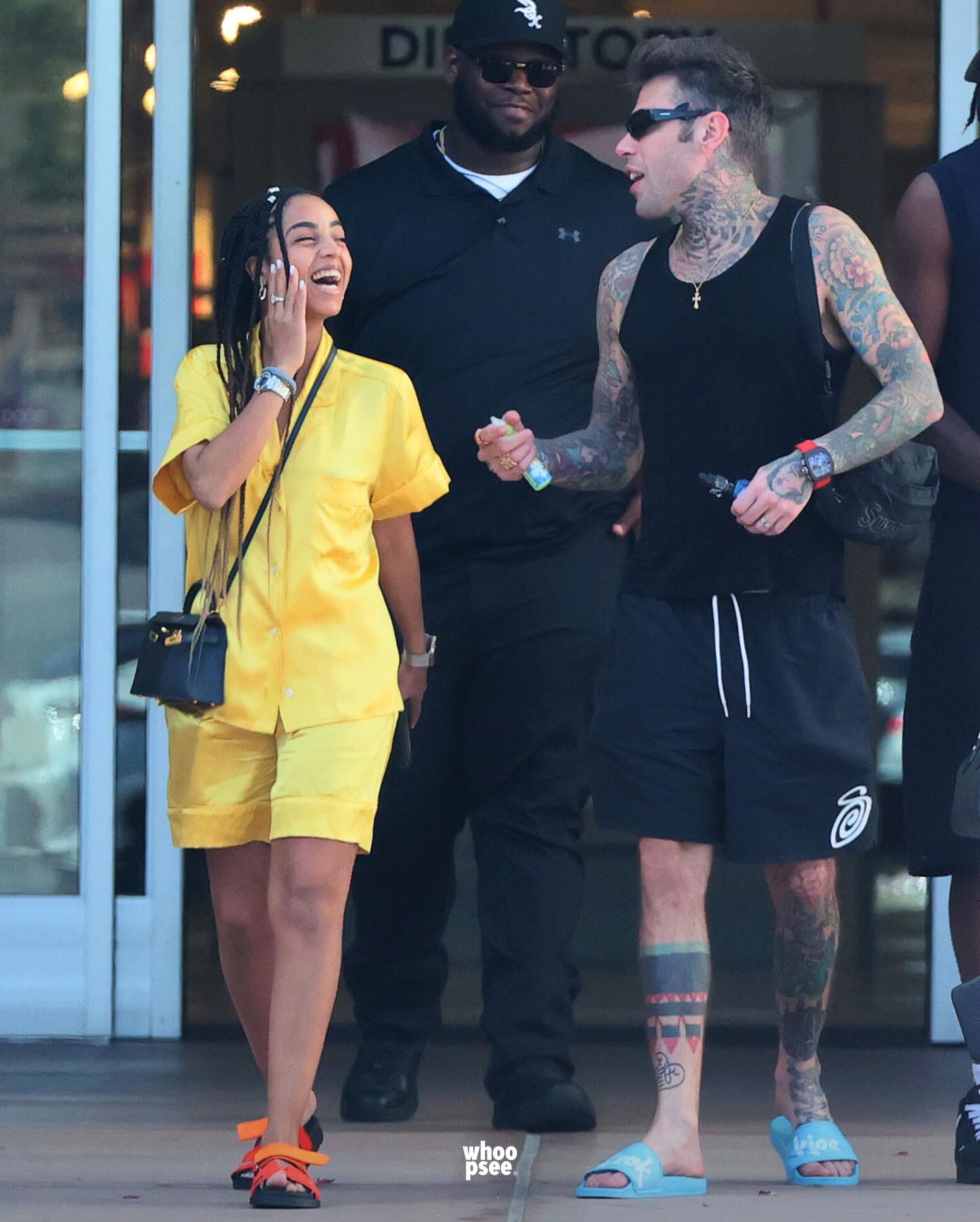 Fedez, scoppia lo scandalo: paparazzato con la bomba sexy. "Ha già dimenticato Chiara" - FOTO