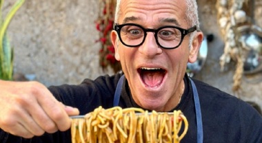 Max Mariola e la sua carbonara da 28 euro: vale davvero la pena? Lo chef risponde alle critiche