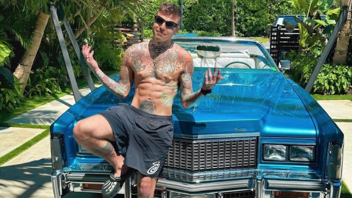 Fedez è scappato dall'Italia dopo l'intervista da record a Belve: il motivo è sorprendente