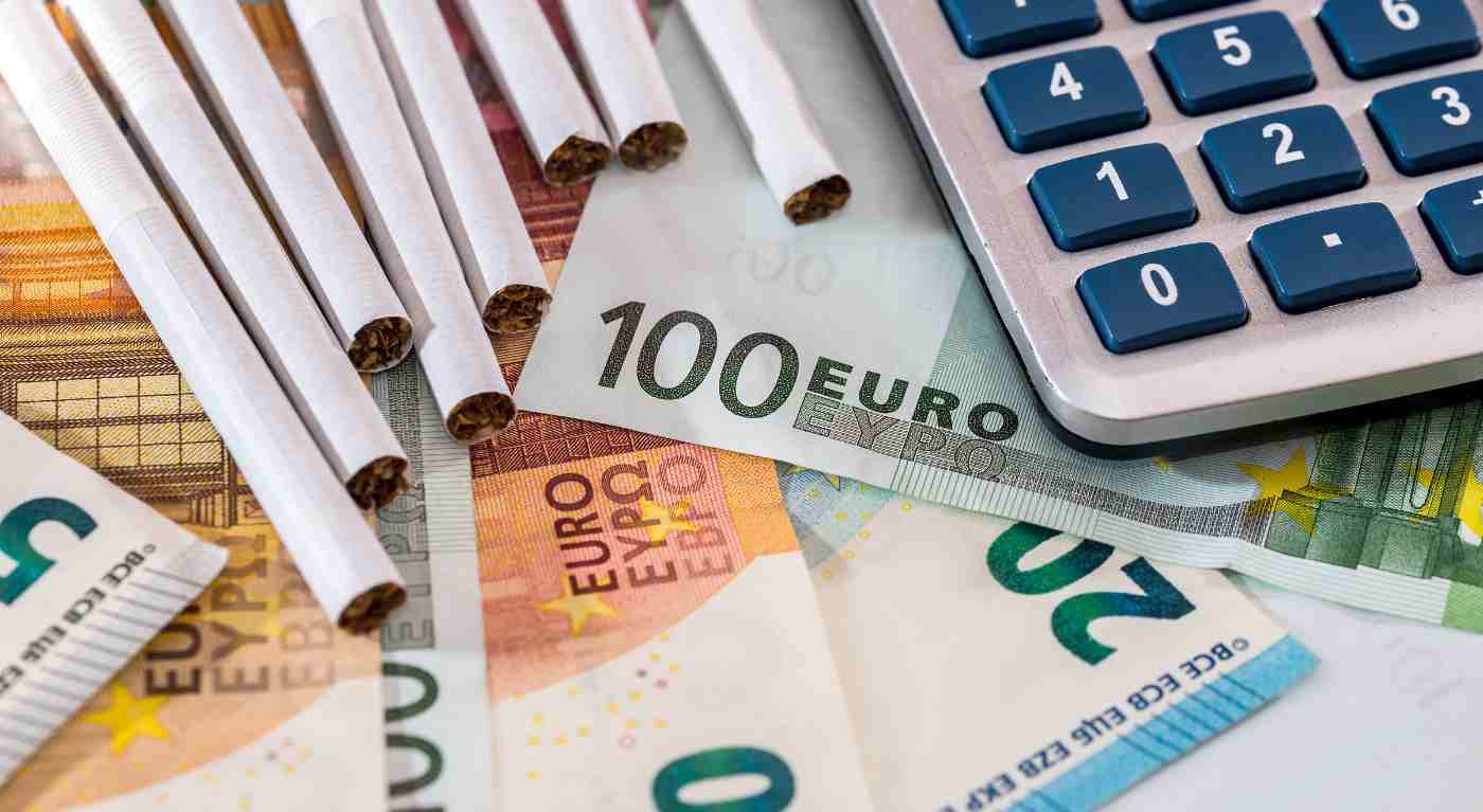 Allarme fumatori, dal 5 aprile scatta l'aumento delle sigarette: ecco quanto costerà ogni singolo pacchetto. La lista completa dei prezzi