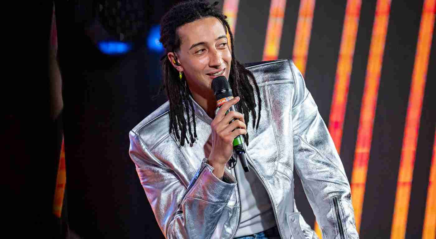 Ghali va alla Mecca per il Ramadan, ma c'è un dettaglio che non quadra con l'Islam: lo chiamano ipocrita