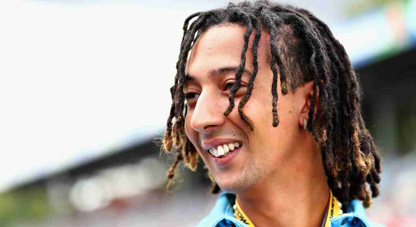 Ghali va alla Mecca per il Ramadan, ma c'è un dettaglio che non quadra con l'Islam: lo chiamano ipocrita