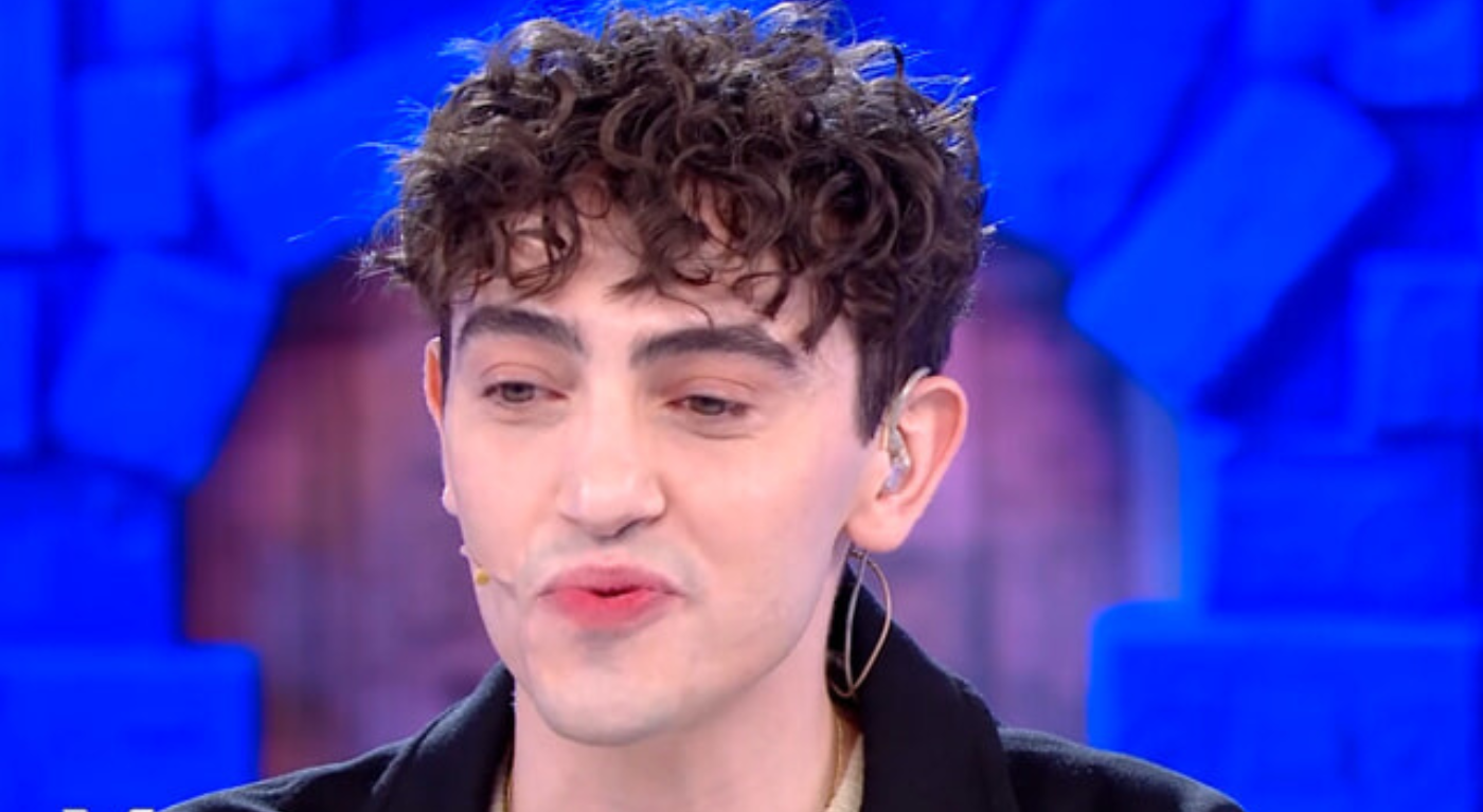 Michele Bravi confessa: "Sono innamorato di un ragazzo e mi piacerebbe avere un bambino, ma è tutto complicato"