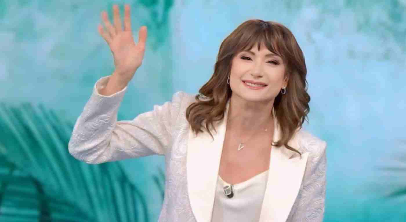L'Isola dei Famosi, i look di Luxuria devono avere l'ok di Mediaset: ecco come l'hanno cambiata
